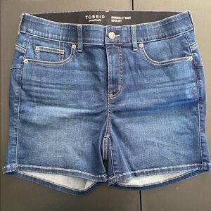 #T913-NWOT Torrid Bombshell Super Soft Jean Shorts 3” Inseam-18W